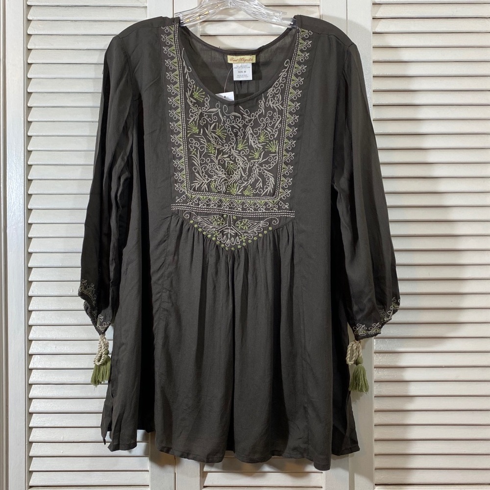 NWT Sweet Magnolia Embroidered Tunic Top